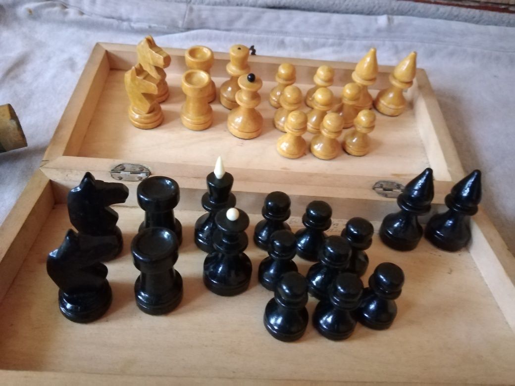 Деревяные шахматы.