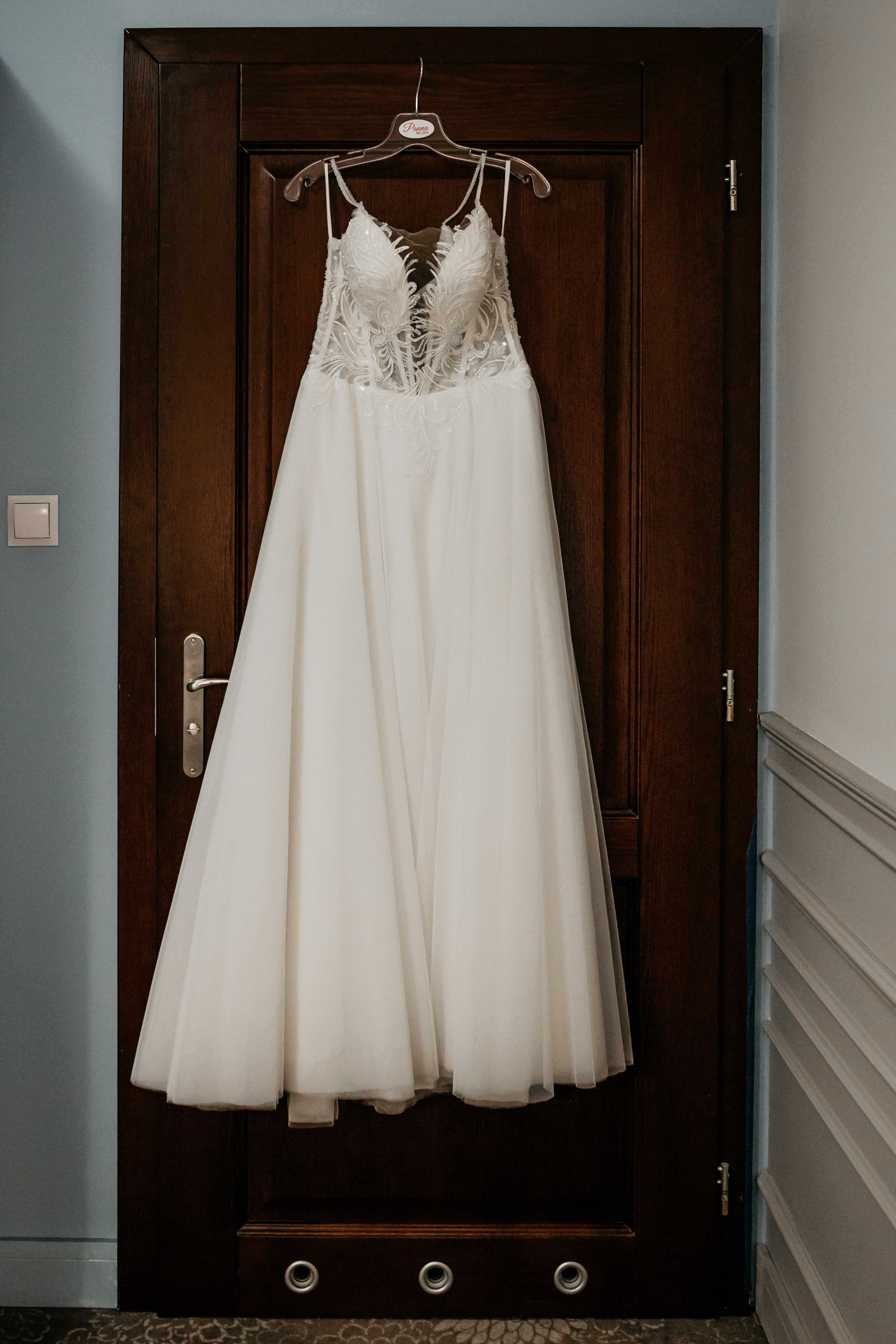 Delikatna koronkowa suknia ślubna z kryształowymi ramiączkami