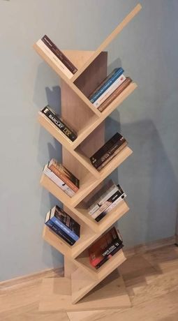 Regał na książki zrobiony na wzór drzewa