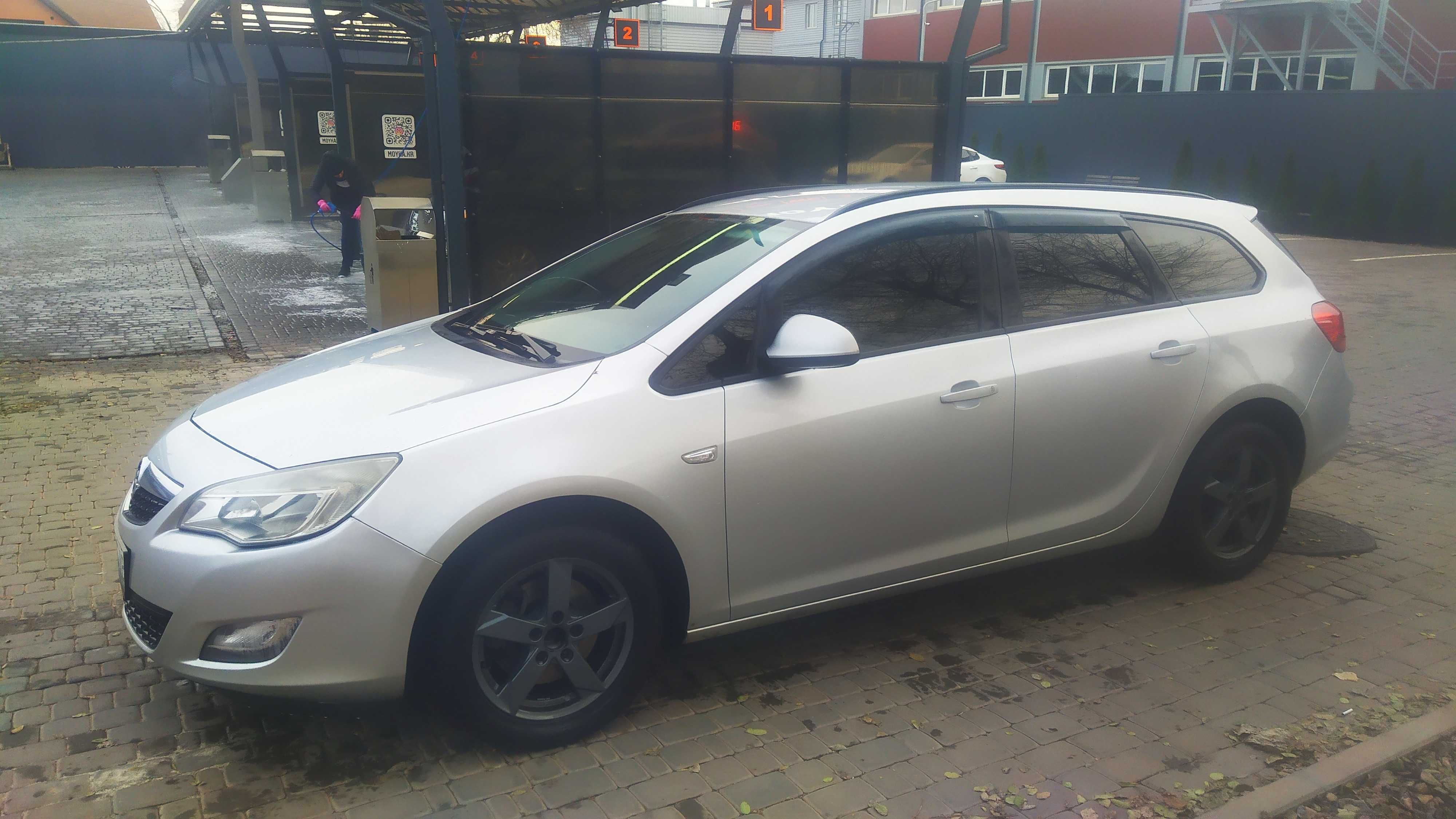 Продам Opel Astra J  2011 года 1.7 дизель