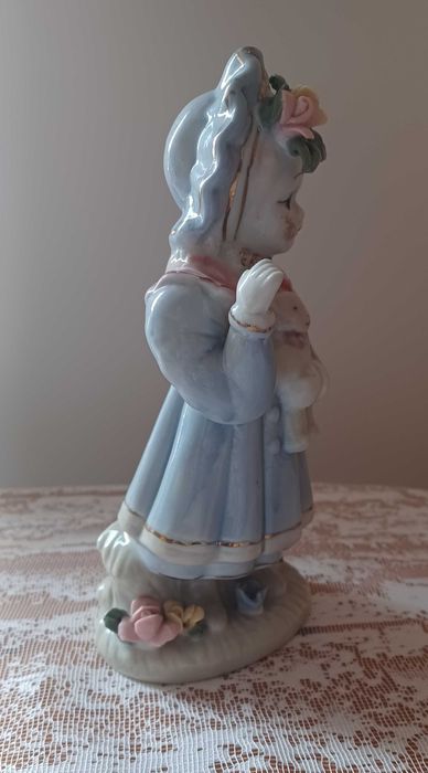 Porcelanowa dziewczynka z misien
