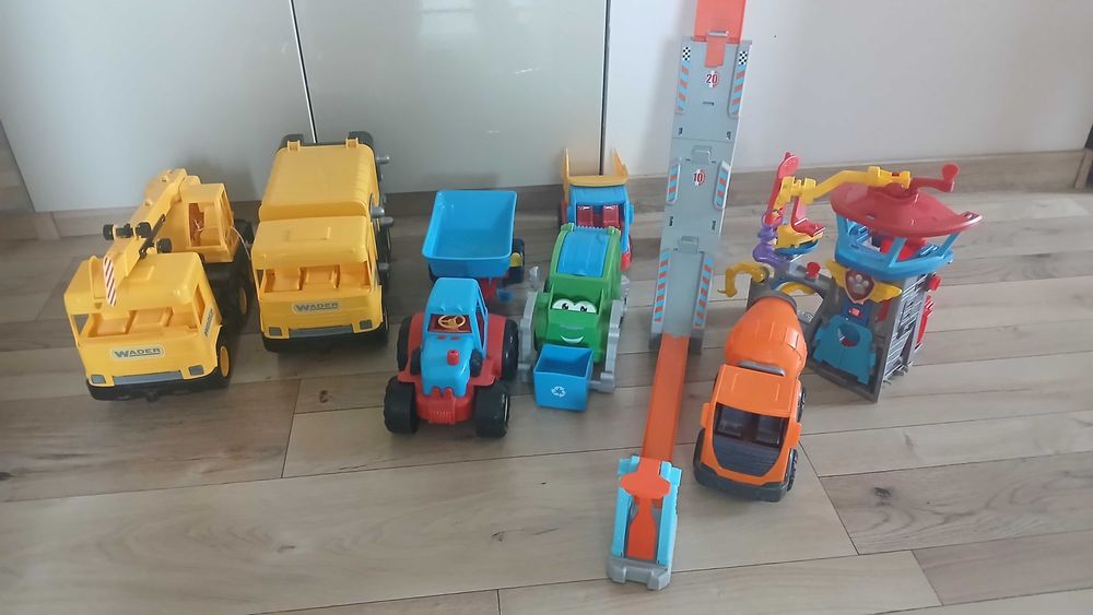 Samochody wader, zjeżdżalnia hotwheels i baza psi patrol