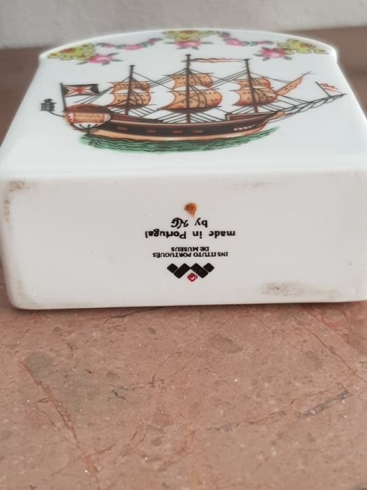 Pote em porcelana pintado à mão