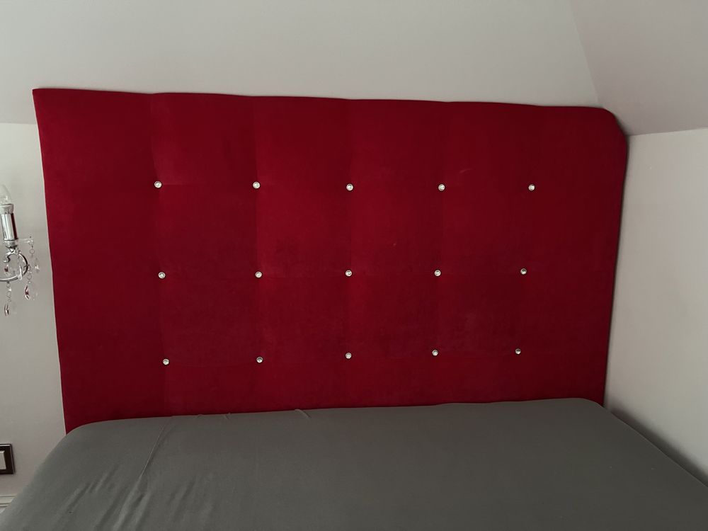 Tapicerowane różowe łóżko z zagłówkiem i materacem