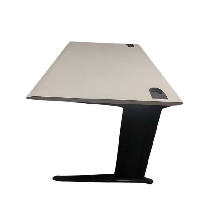 Secretárias com tampo folheado e estrutura em ferro