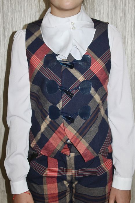 Шкільний костюм в клітину від Mone, жилет та штани. Розмір - 146