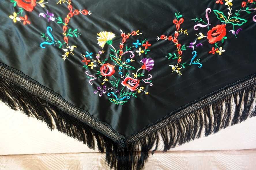 Chusta bogato wyszywana.