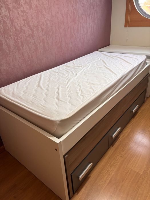 Cama solteiro embutida com arrumação