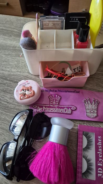 Zestaw roznosci  bedzle lakiery pudry okulary