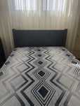 cama com 2 mesas de cabeceira