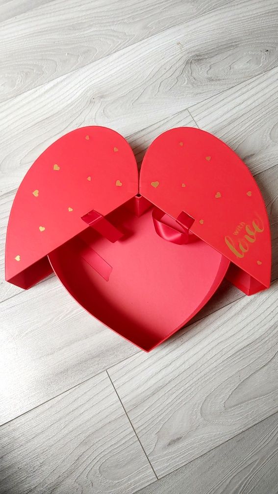 Czerwone pudełko serce otwierane na flower box prezent