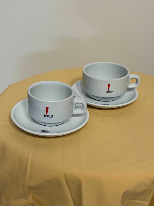 Pires de porcelana branca com decalque sobre o verniz