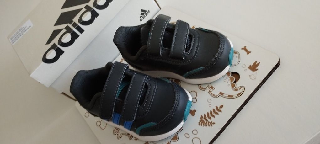 Tenis Adidas tamanho 19