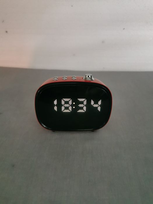 Klasyka w nowoczesnym wydaniu – czerwony retro budzik iTOMA 138