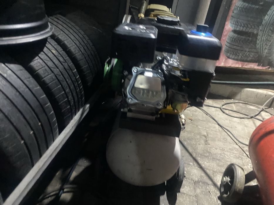 Продам компресор на бензиновом двигателей