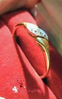 Złoty pierścionek z brylancikiem.
