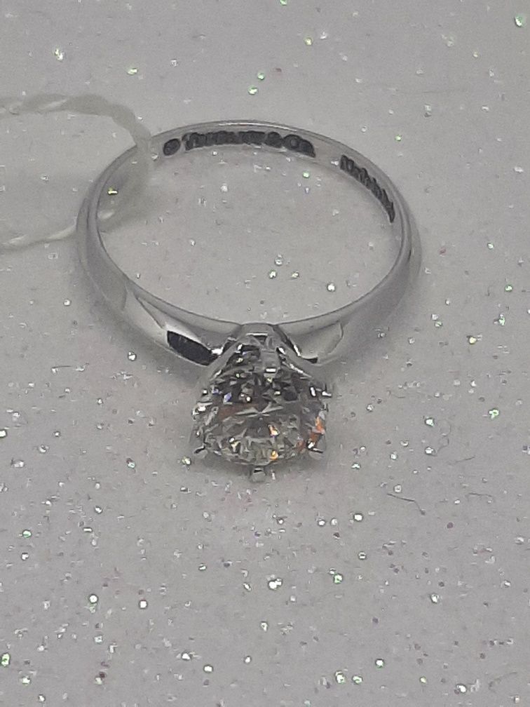 Золотое кольцо 1.35 ct. бриллиант. Tiffany.