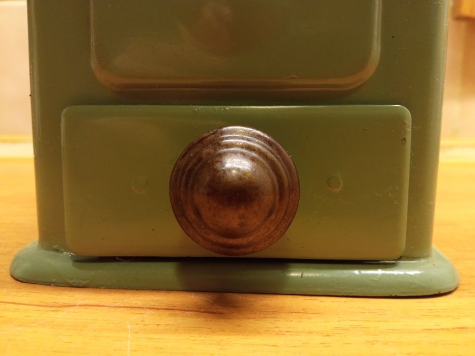 Stary metalowy młynek do kawy lub pieprzu