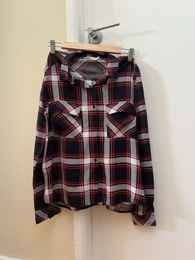 Camisa bordô e branca da Bershka
