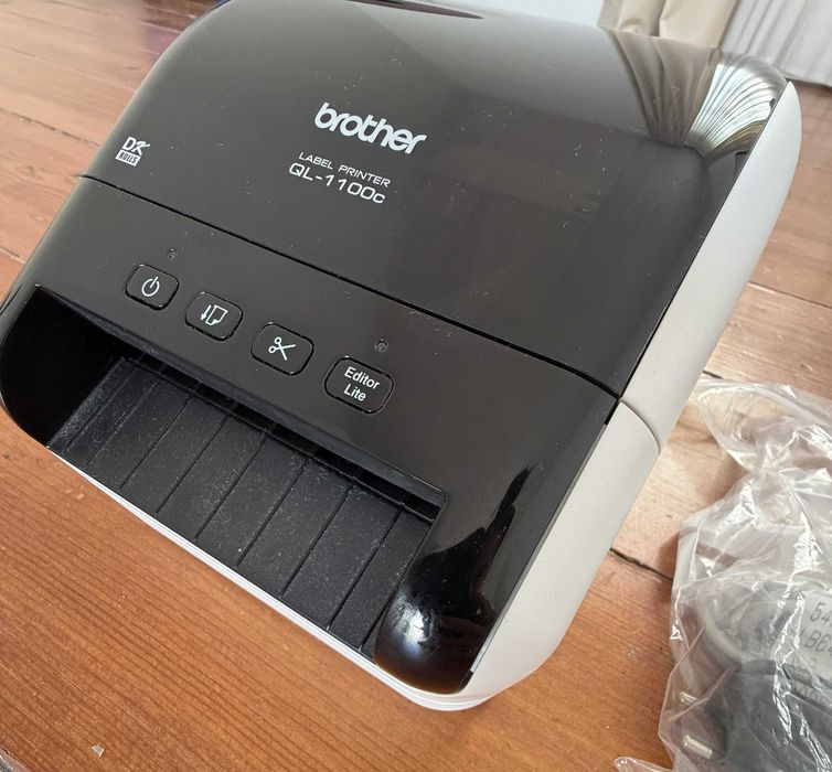 Impressora de Etiquetas Brother QL-1100c + Rolos Brancos