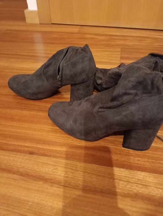 Bota cinza, acima joelho