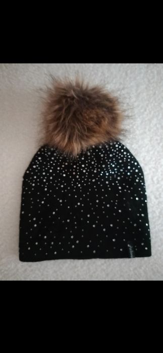 czapka damska zdobiona pompon