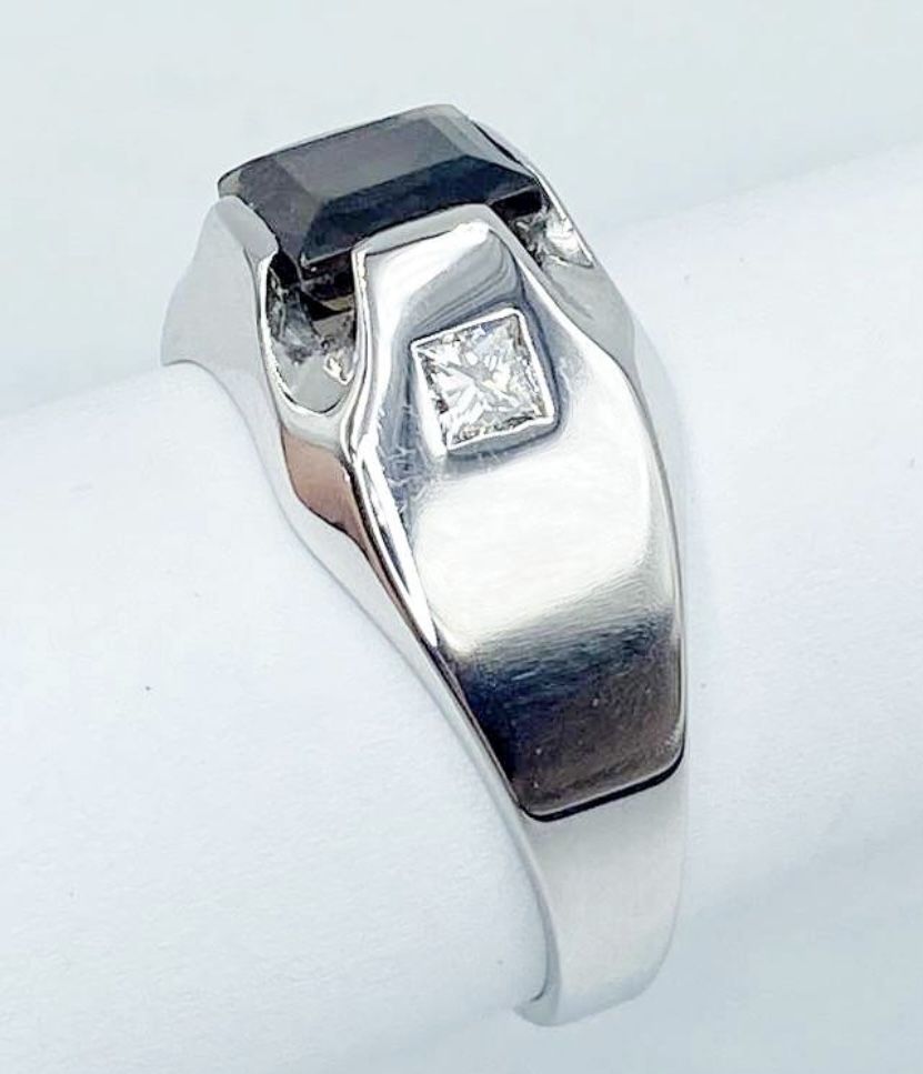 Мужской перстень белое золото с бриллиантами и кварцем