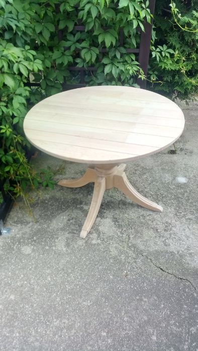 Okrągłe stoliki drewniane, niemalowane