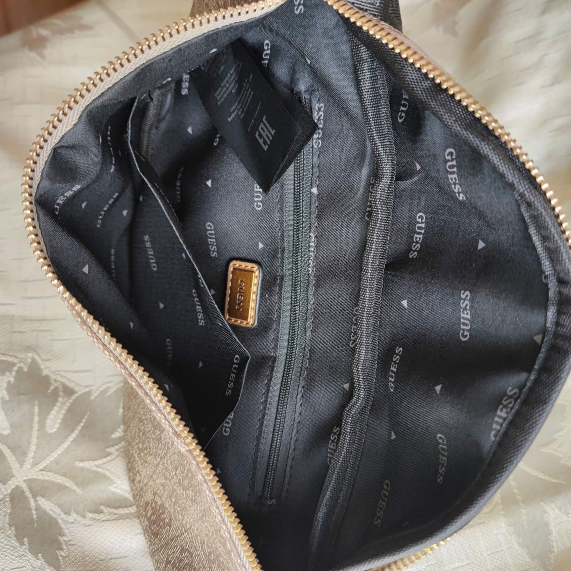 Nerka saszetka Guess bardzo elegancka hit sezonu wyprzedaż