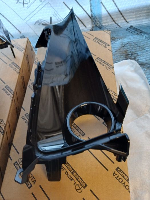 Ramka kratka halogenu zderzaka lewa prawa TOYOTA COROLLA E21 HB kombi