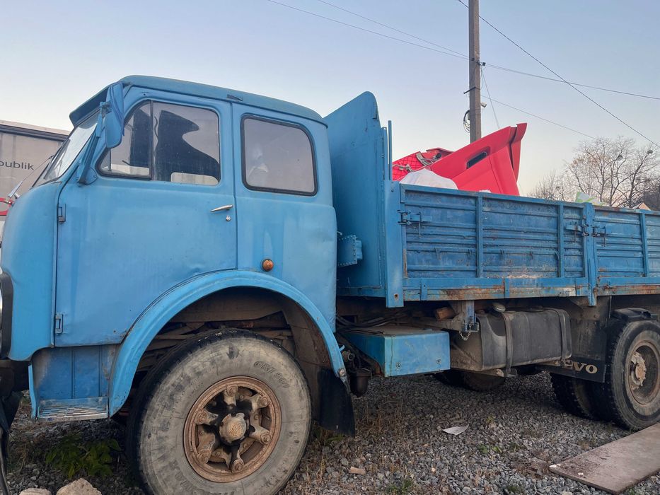 Маз самоскид 2000 року випуску