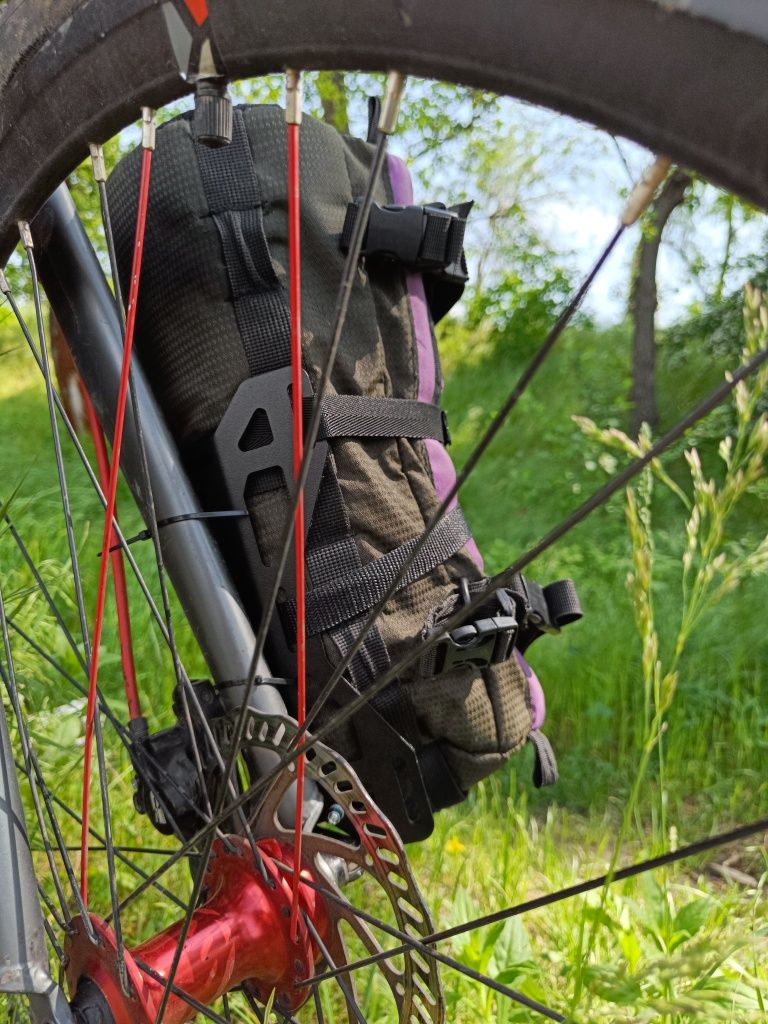 Кріплення bike cage сумки на вилку. байкпак bikepacking