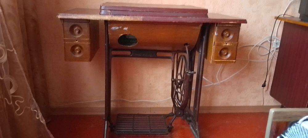 Швейна машинка , ножний привід . Китай .