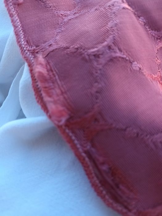 Belíssima colcha em seda bordada