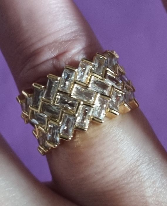 Anel dourado, em aço, com 3 fiadas de brilhantes. T17