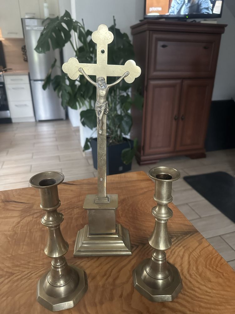Krzyż i świeczniki