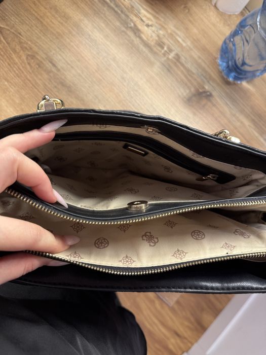 Czarna torebka guess