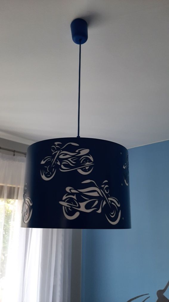 Lampa wisząca dla małego fana motocykli.