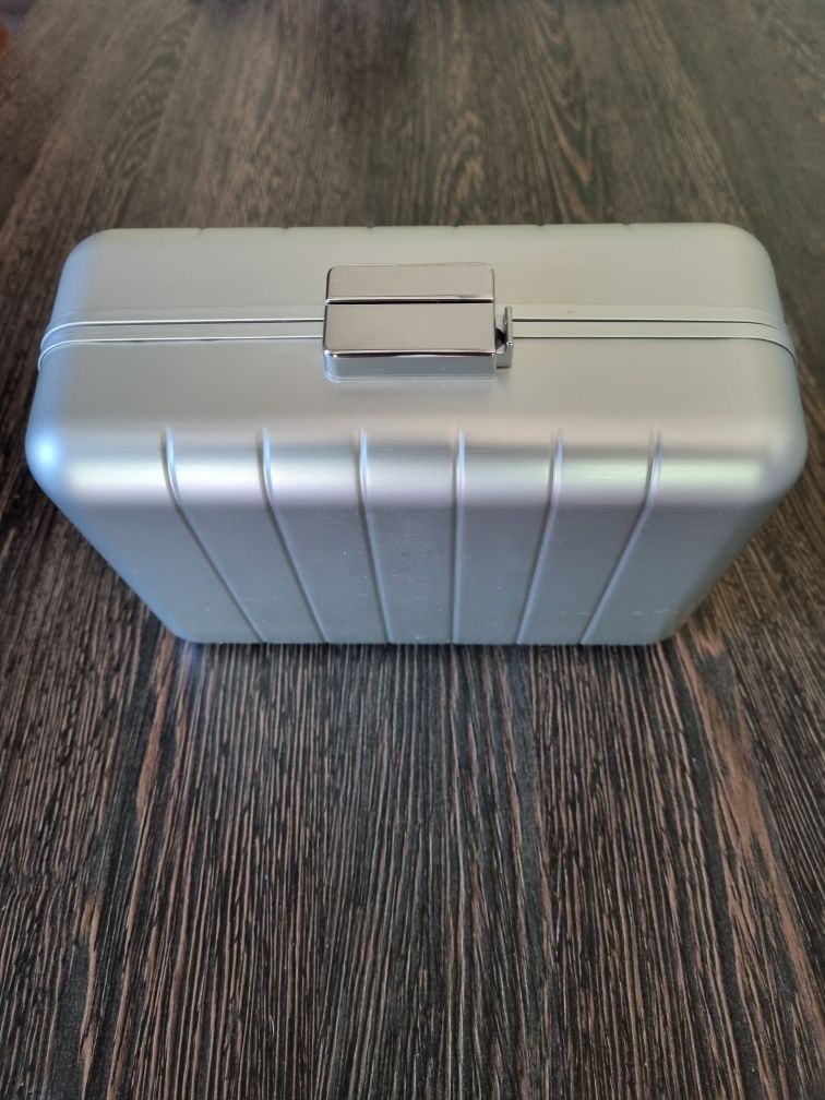 Aluminiowy kuferek podróżny