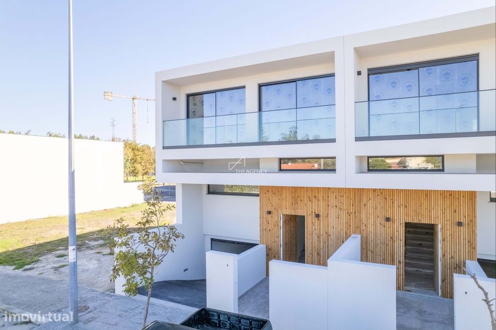 T4 Moradia Moderna com jardim em Maia