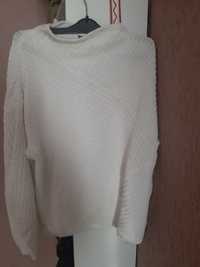 Biały sweter oversize