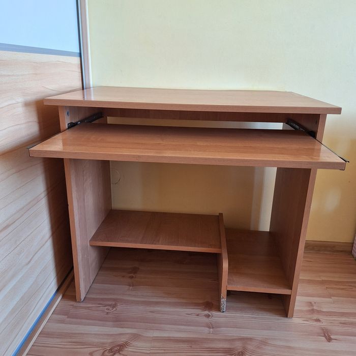 Biurko pod komputer laptopa