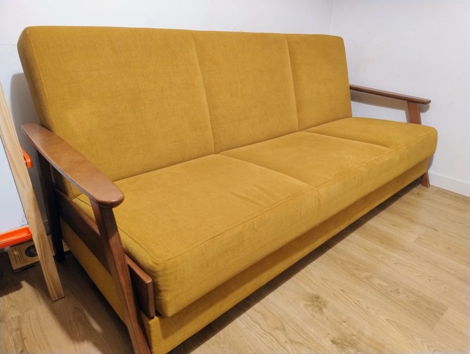 Piękna, musztardowa sofa
