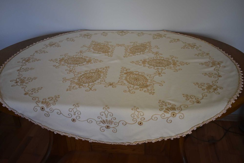 Obrus na okrągły stół