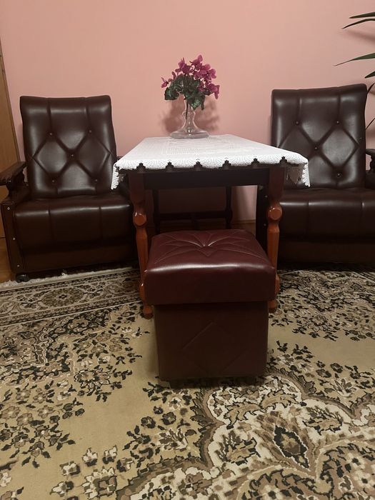 Meble w kolorze bordo