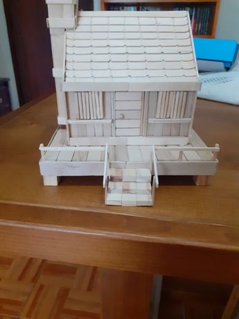 Casa em miniatura de madeira