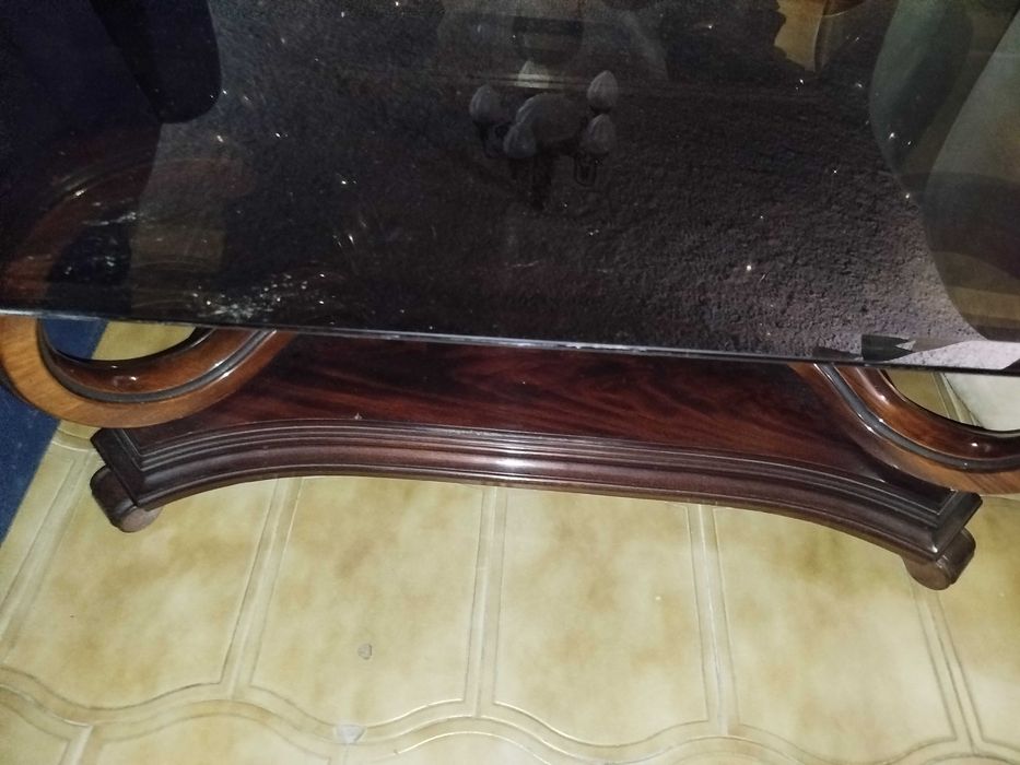 Mesa com tampo de vidro - 35 euros