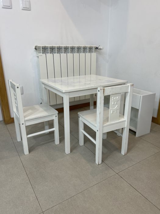 Conjunto mesa, cadeiras e armario para crianças