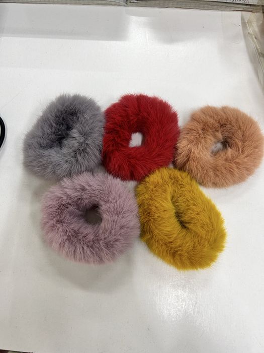 Пухнасті резинки для волосся з декоративними елементами