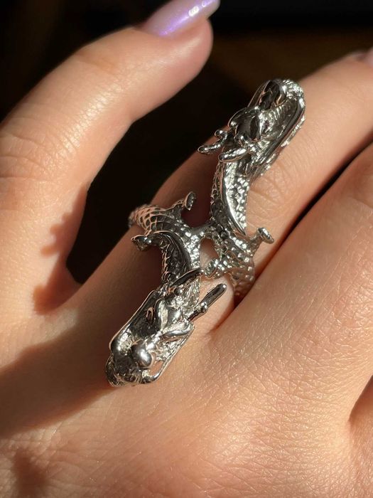 Серебряное кольцо" Дракон"с родолит гранатом.Размер 17.Серебро925 п